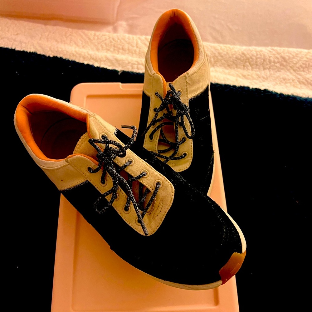 TOMS brand boat shoe sneakers. Womens 9.5.